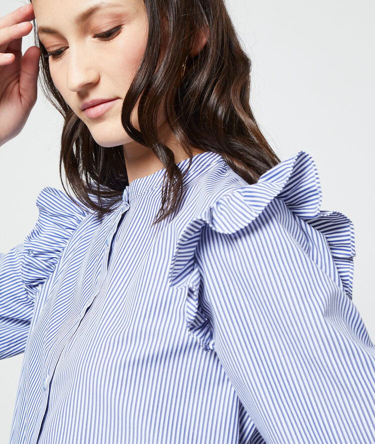 Chemise volantée à rayures marine.