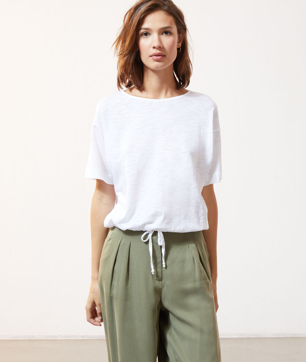 T-shirt avec lien blanc.