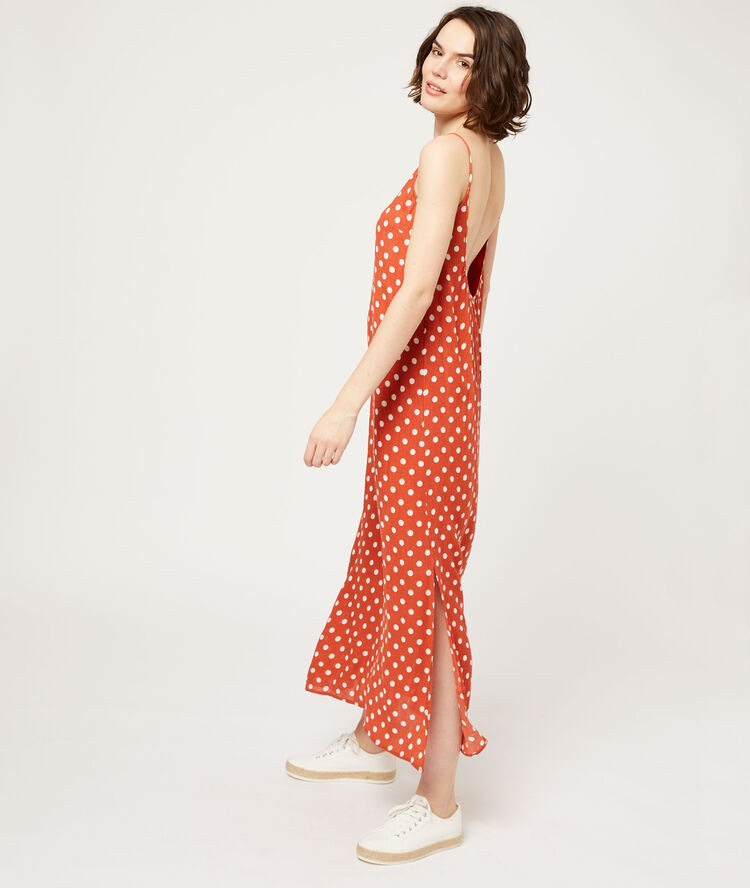 Robe longue dos décolleté brique.