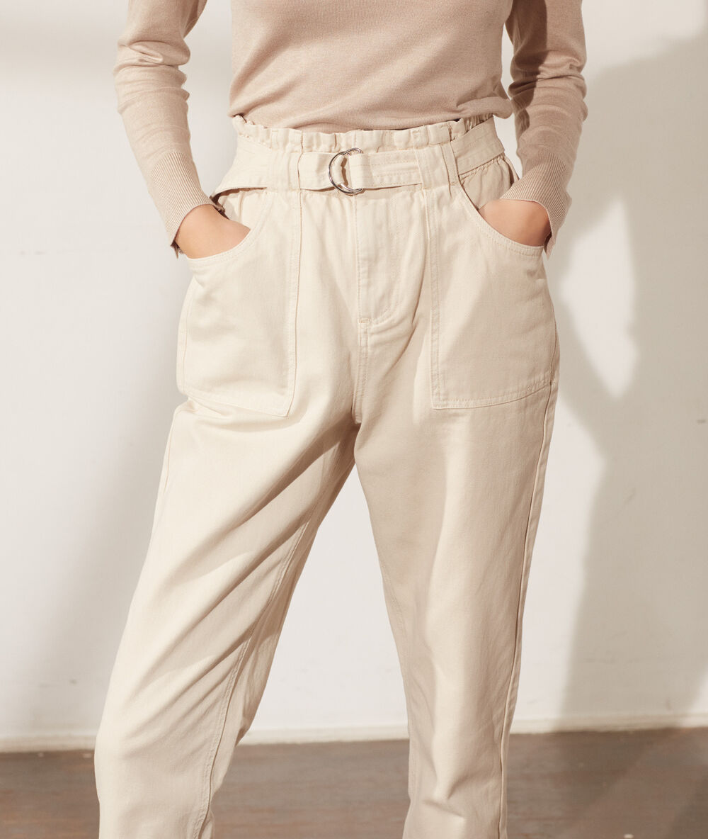 Pantalon ceinturé coupe carotte ecru.