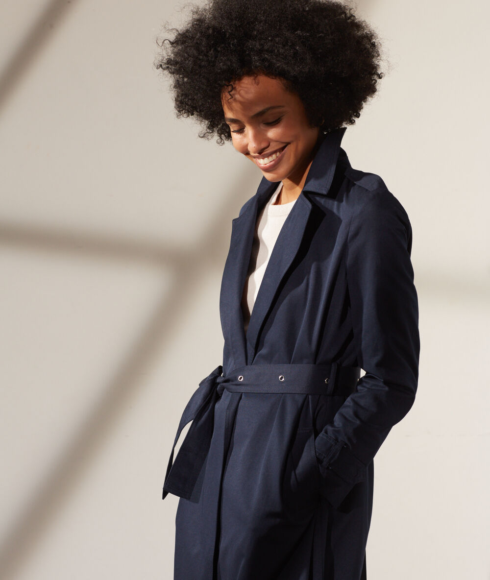 Trench avec ceinture bleu marine.