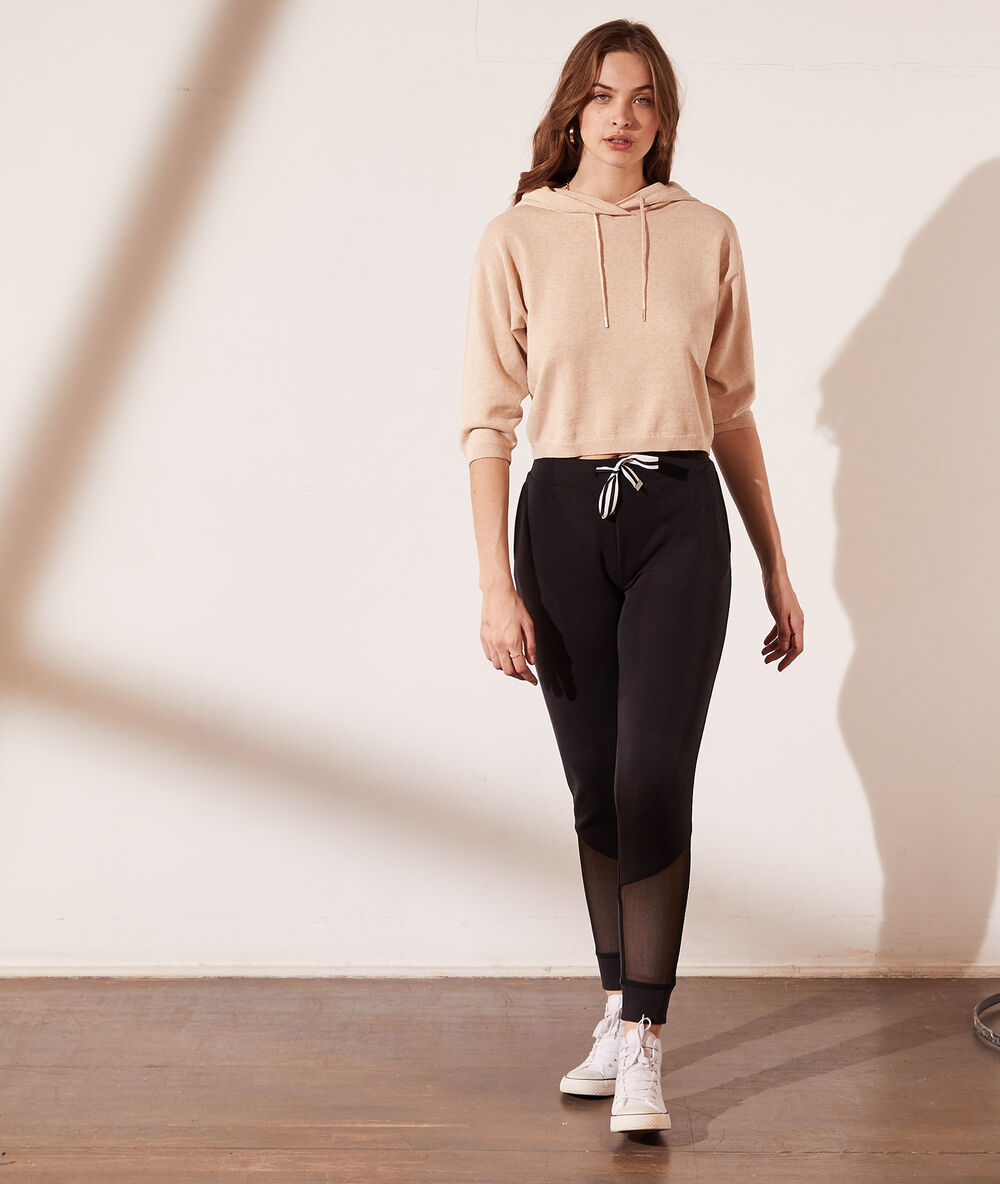 Sweat à capuche en maille beige.