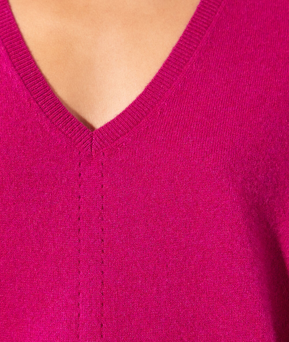 Pull col v en cachemire violet.