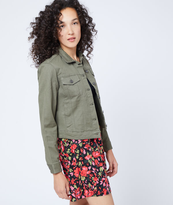 Veste en jean kaki.