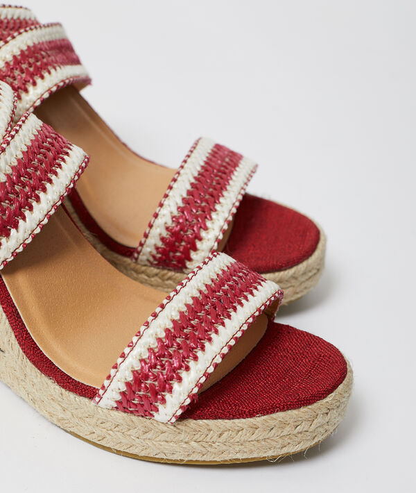 Sandales compensées tressées rouge.