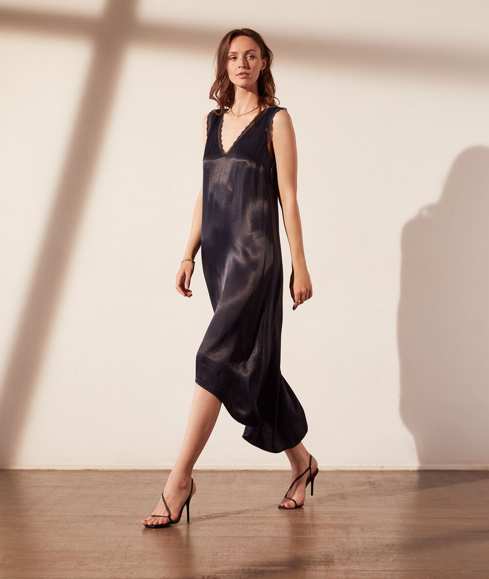 Robe longue satinée détails en dentelle marine.