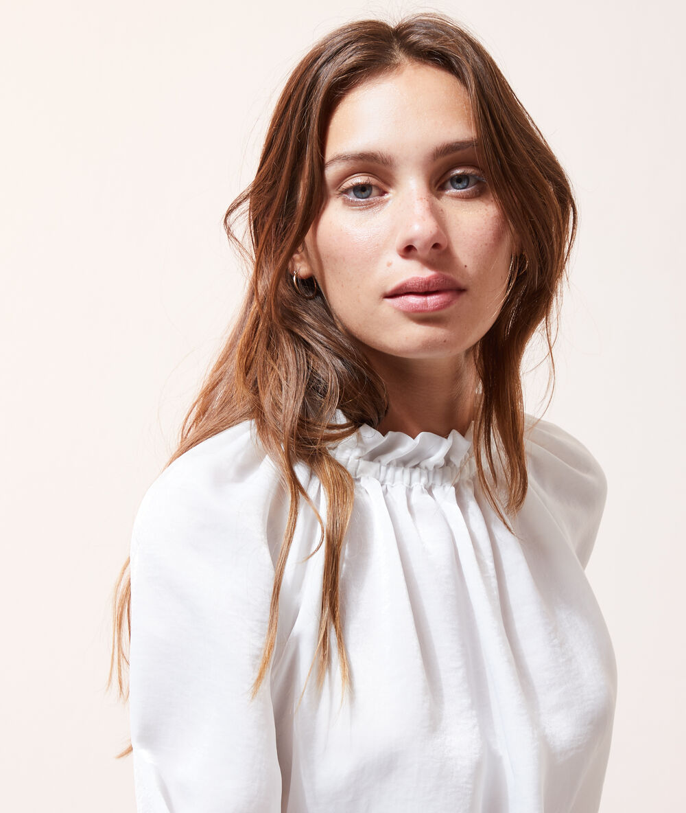 Blouse à col froncé ecru.