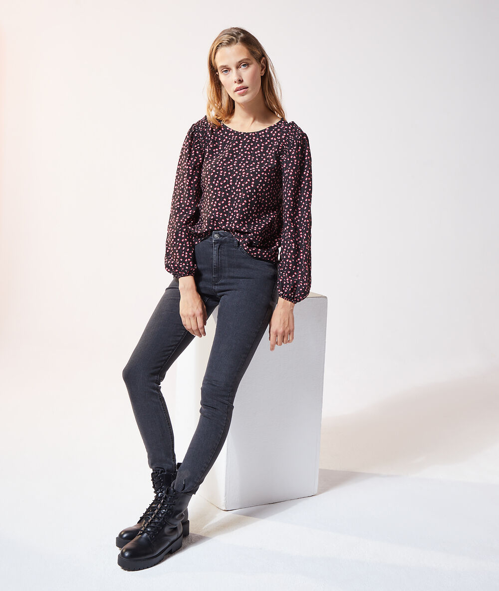 Blouse col rond noir.