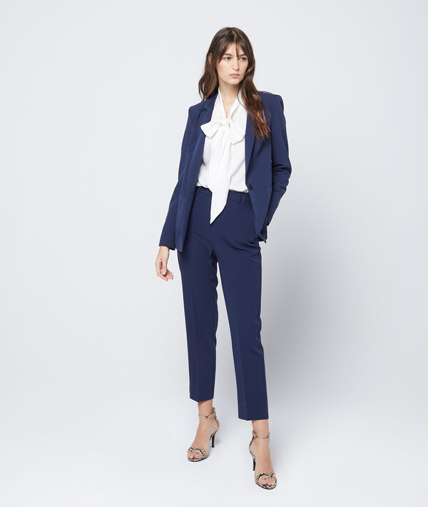 Blouse à col noué ecru.