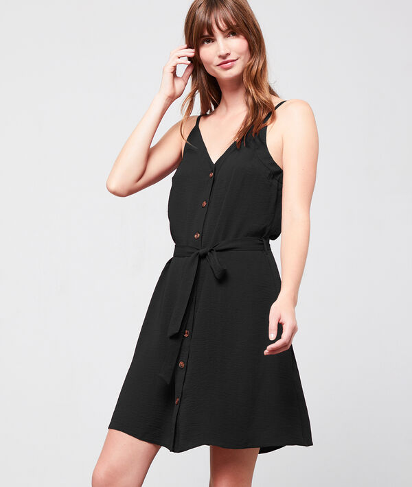 Robe fluide boutonnée et ceinturée noir.