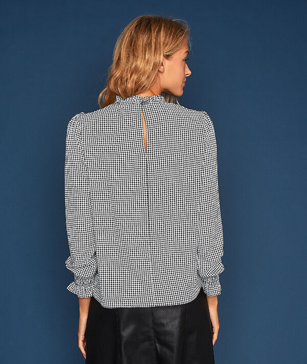 Blouse à carreaux manches resserrées noir et blanc.