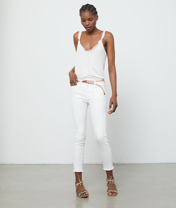 Jean skinny avec ceinture blanc.