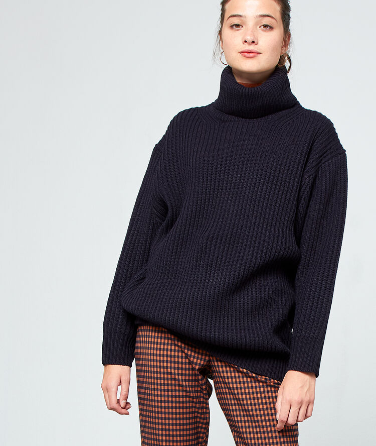 Pull col roulé en grosse maille marine.