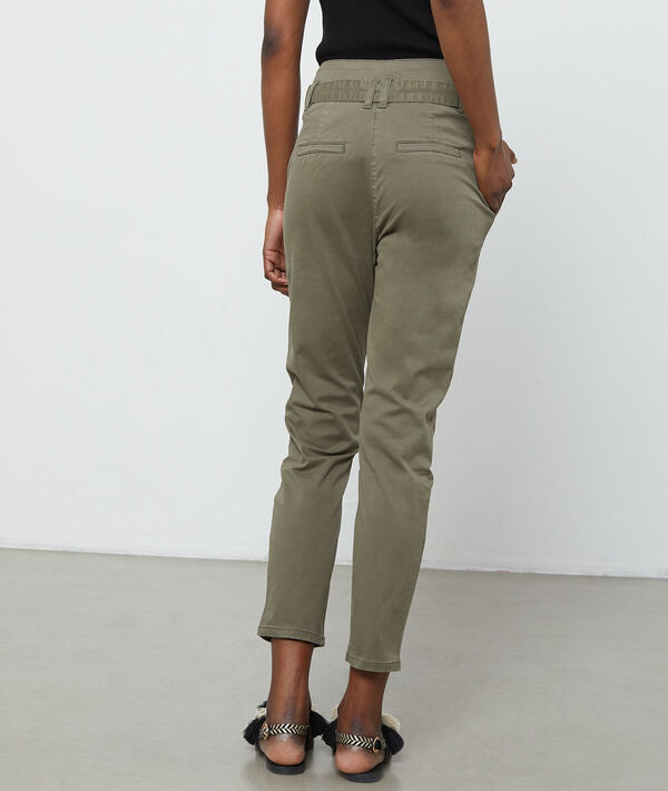 Pantalon carotte ceinturé à boutons kaki.