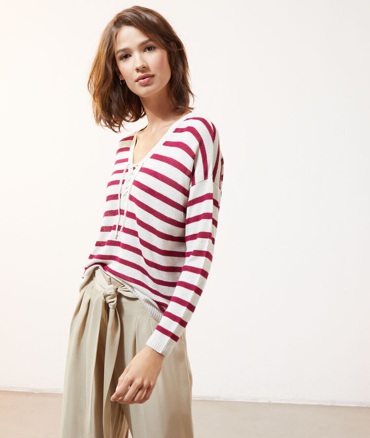Pull rayé à laçage framboise.