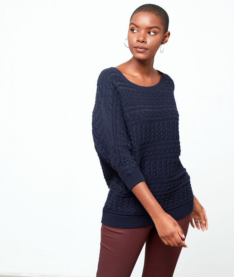 Pull en maille torsadée marine.