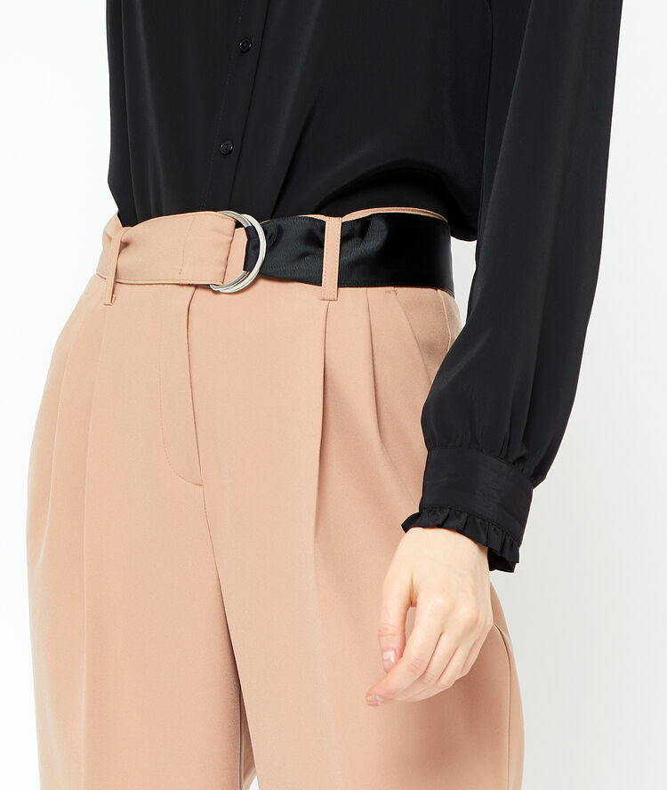 Pantalon carotte ceinturé camel.