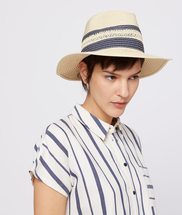 Chapeau effet paille beige.