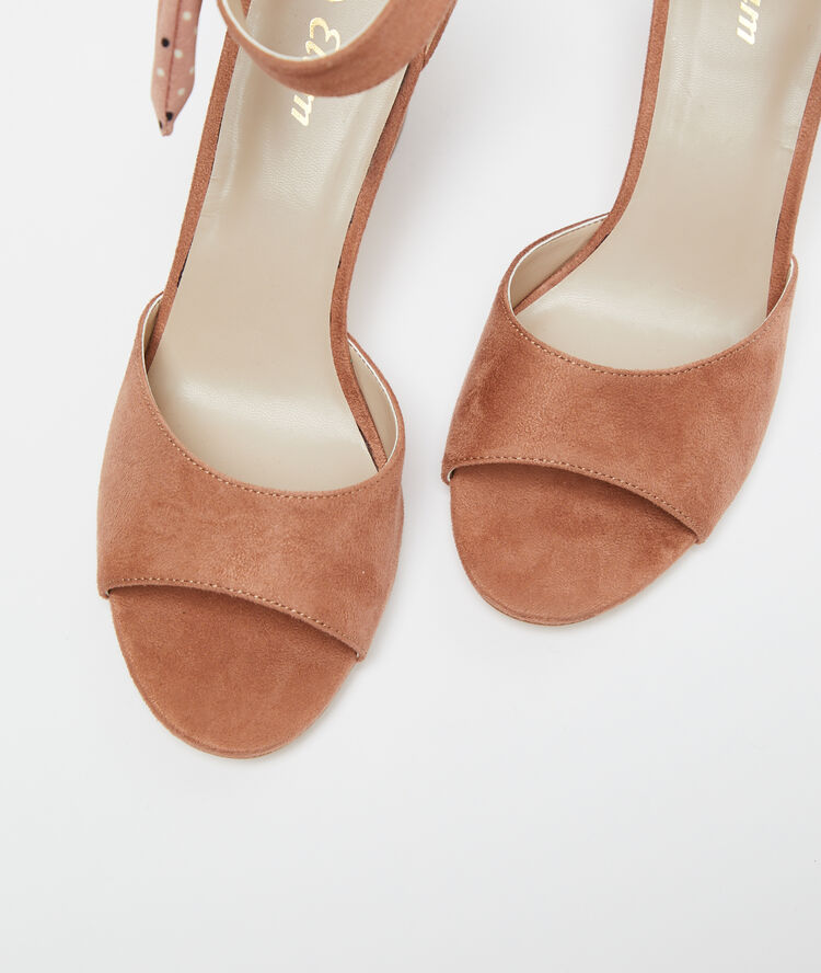 Sandales nouées à talons beige rose.