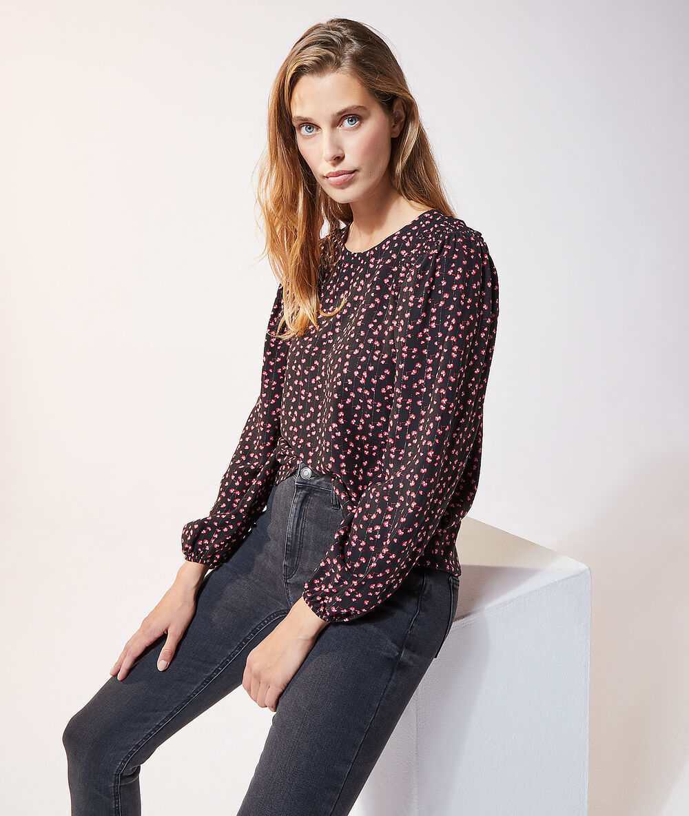 Blouse col rond noir.