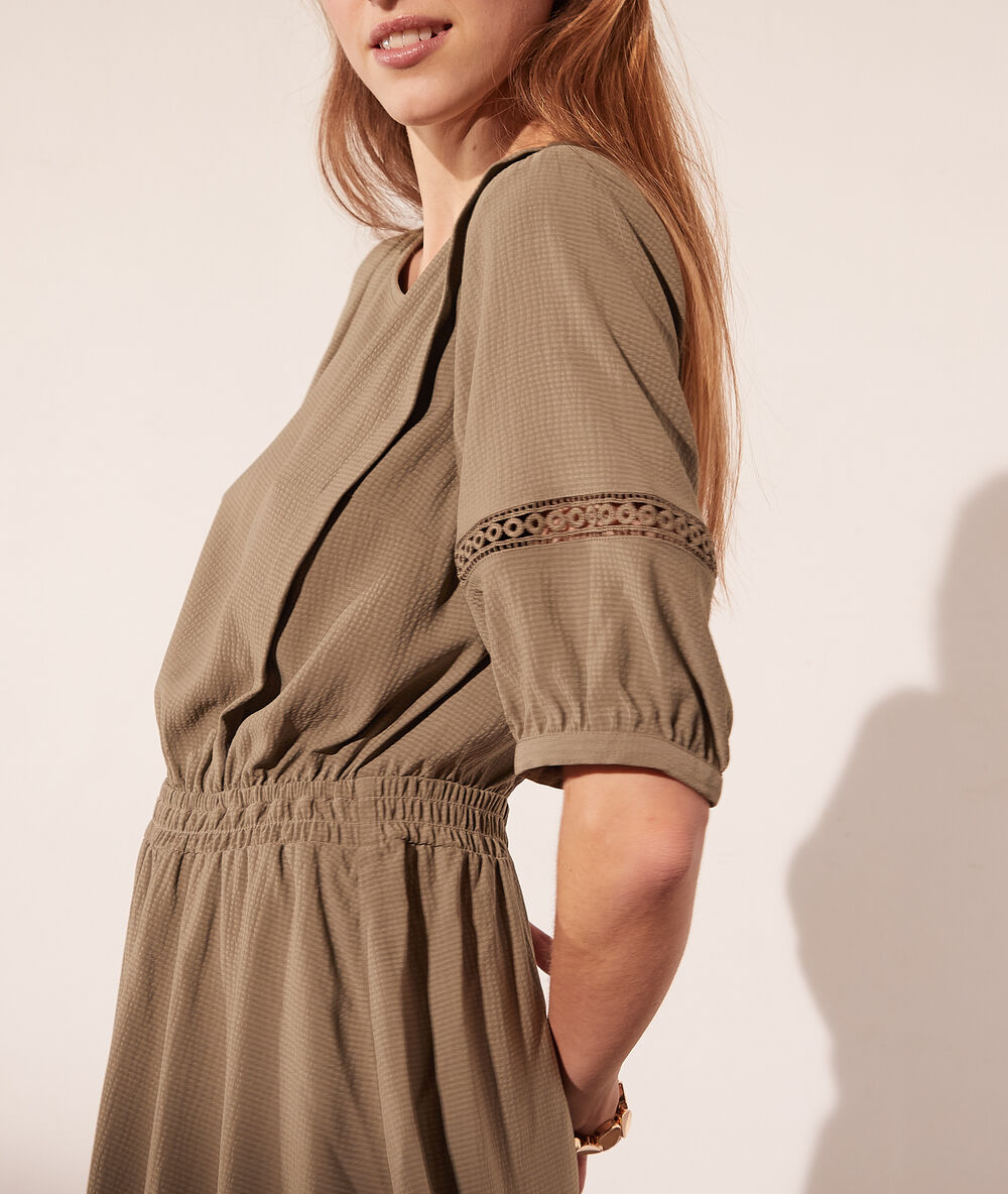 Robe smockée dos ouvert kaki fonce.