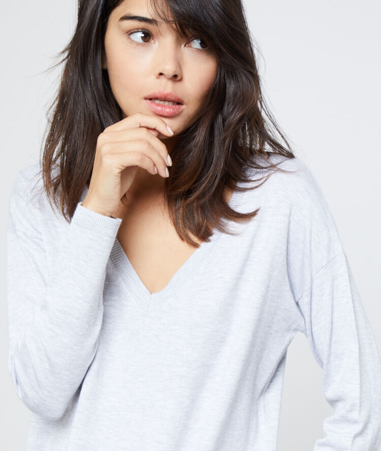 Pull col v en maille fine gris chine clair.