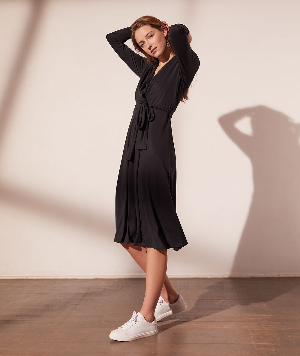 Robe fluide cache-cœur noir.