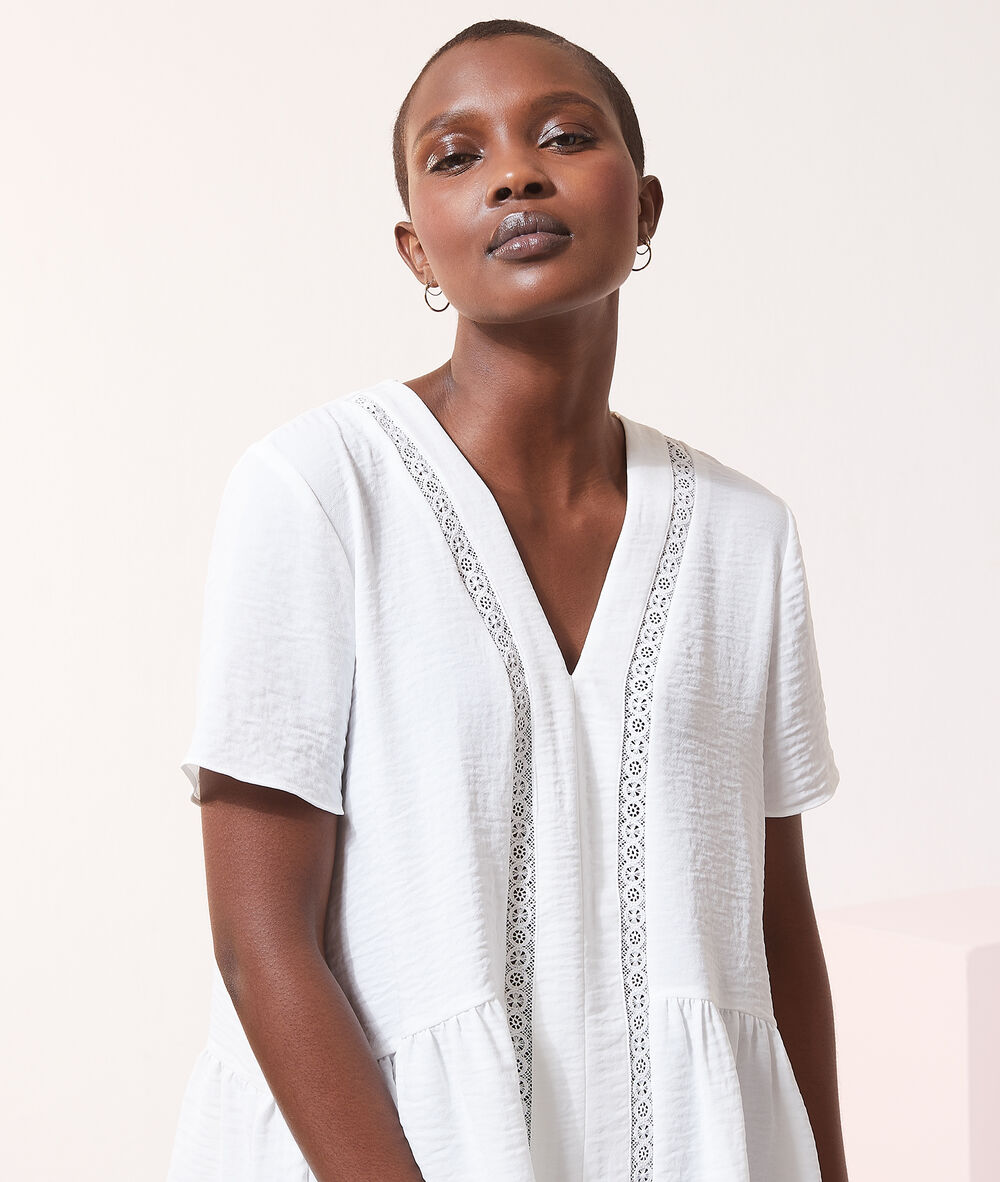 Blouse col v détails guipûre ecru.