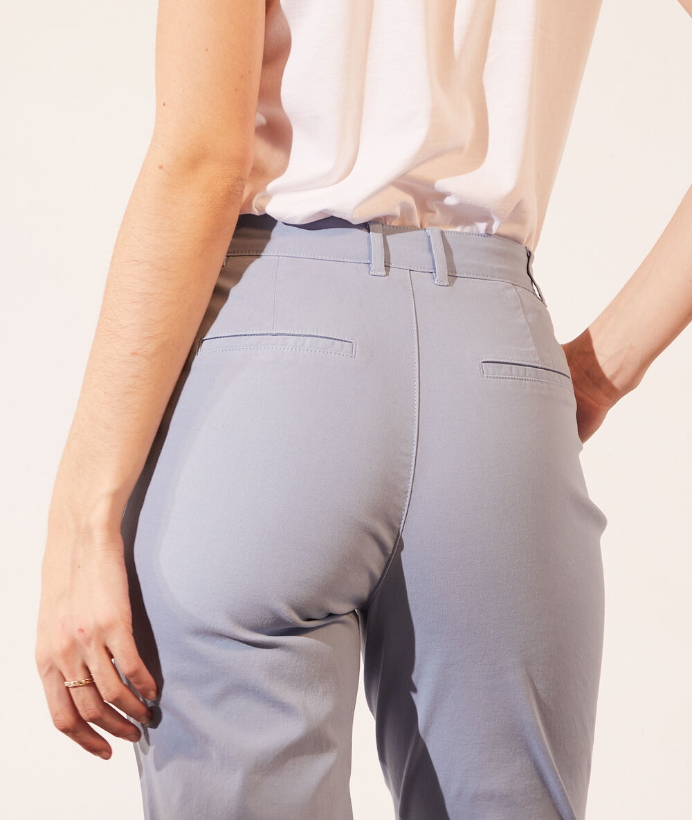 Pantalon chino bleu.