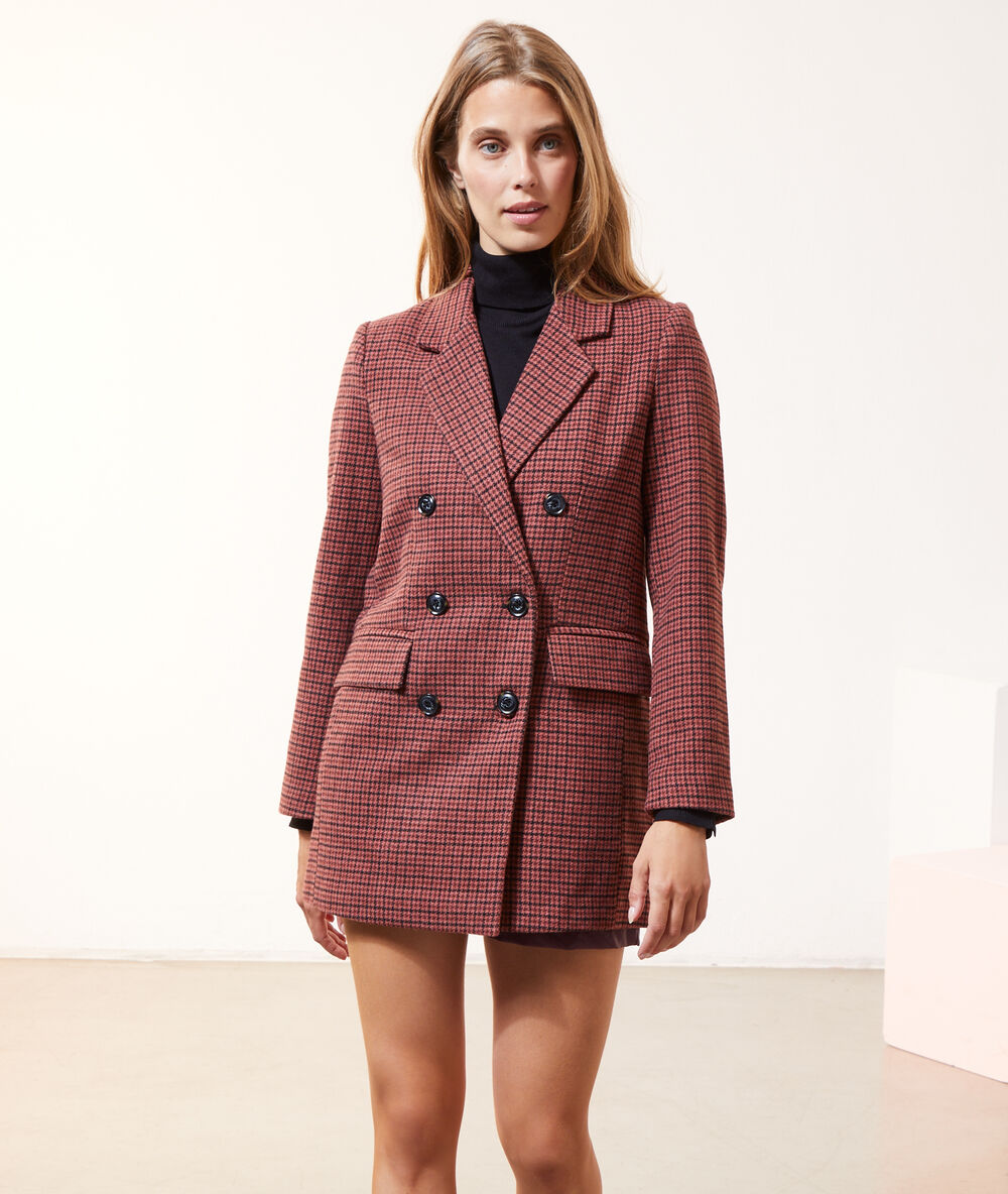 Manteau droit à carreaux framboise.