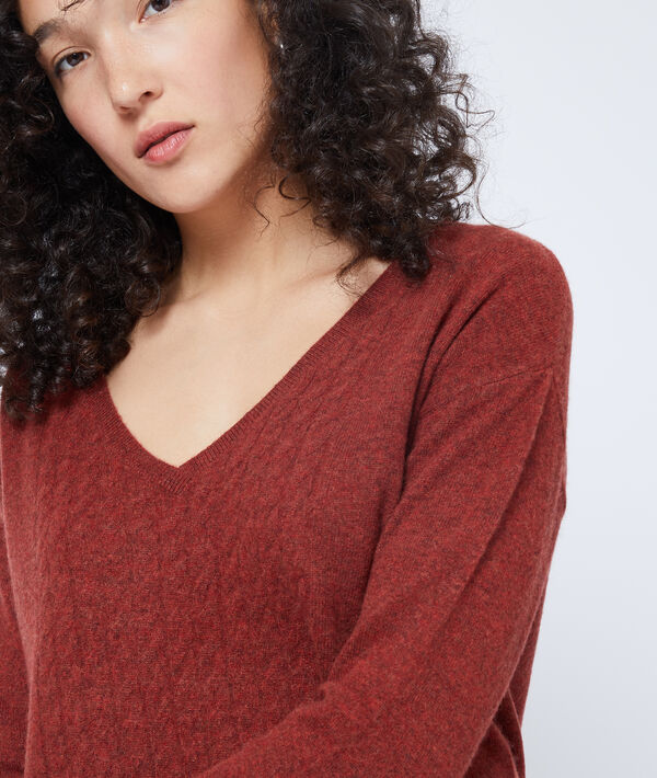 Pull torsadé en cachemire rouille.