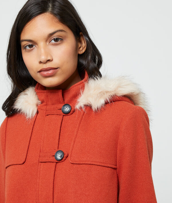 Manteau à capuche en fausse fourrure rouille.