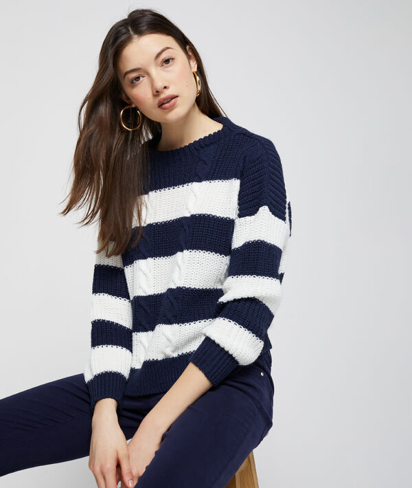 Pull à rayures en maille torsadée marine.