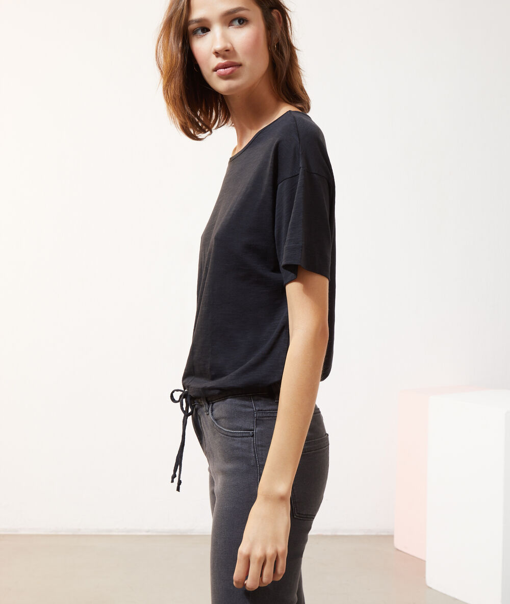 T-shirt avec lien noir.