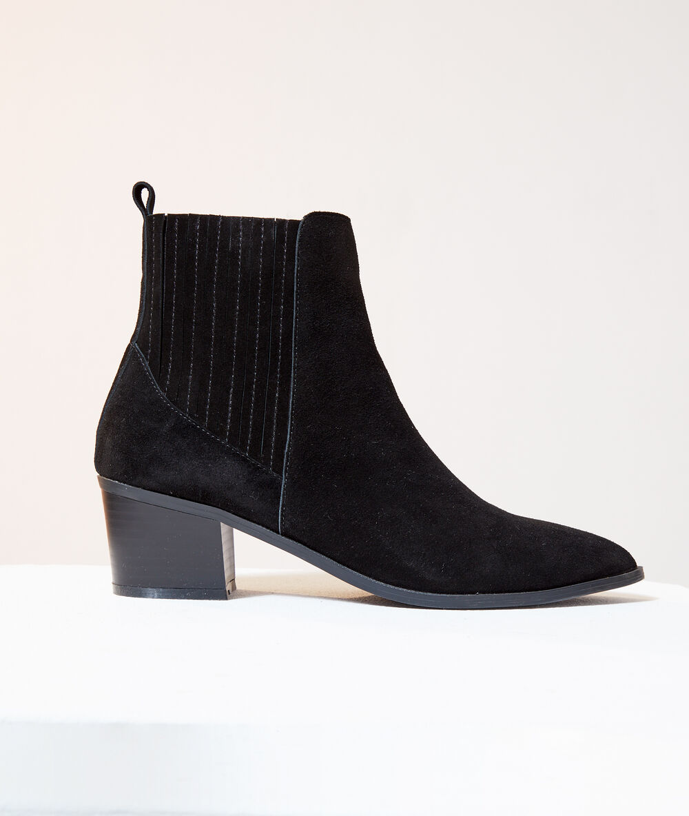 Bottines à talons effet daim noir.