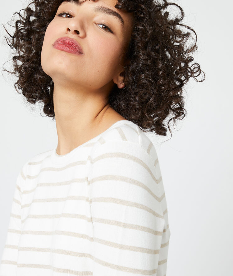 Pull à rayures en maille fine beige rose.