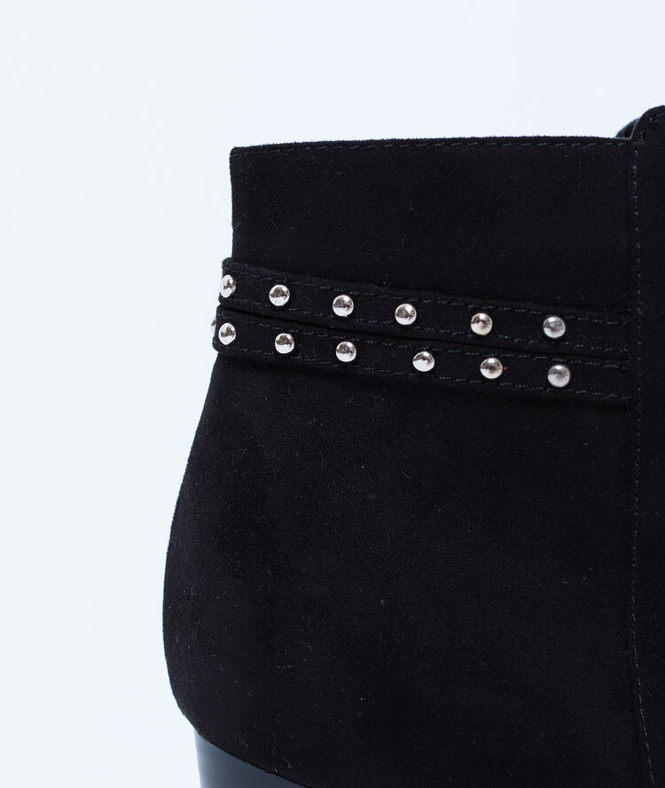 Bottines à talons cloutées noir.