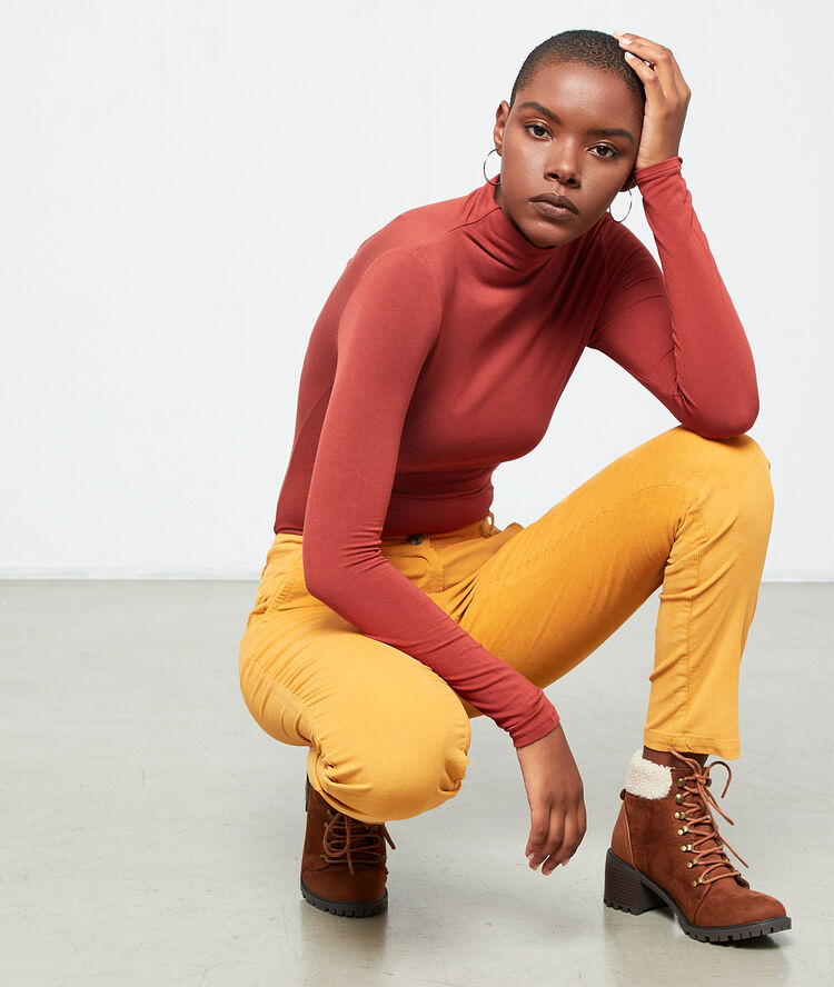 Pantalon slim ocre.
