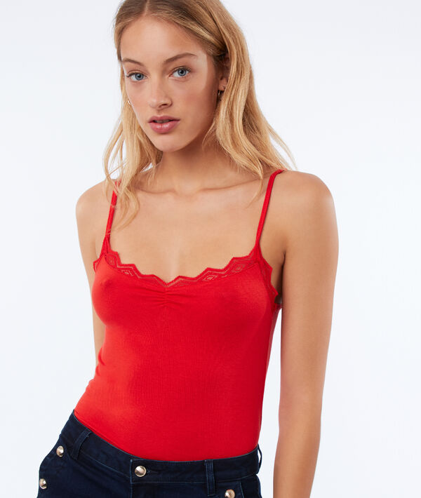 Débardeur décolleté en dentelle coquelicot.