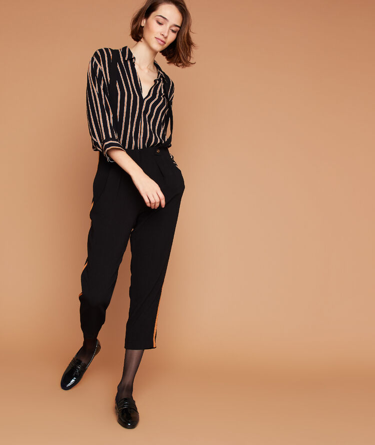 Chemise à rayures noir.
