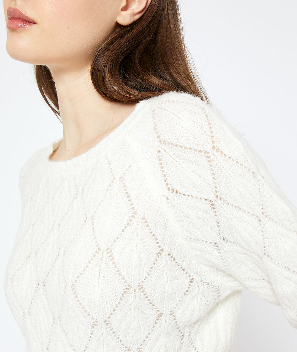 Pull en maille pointelle ecru.