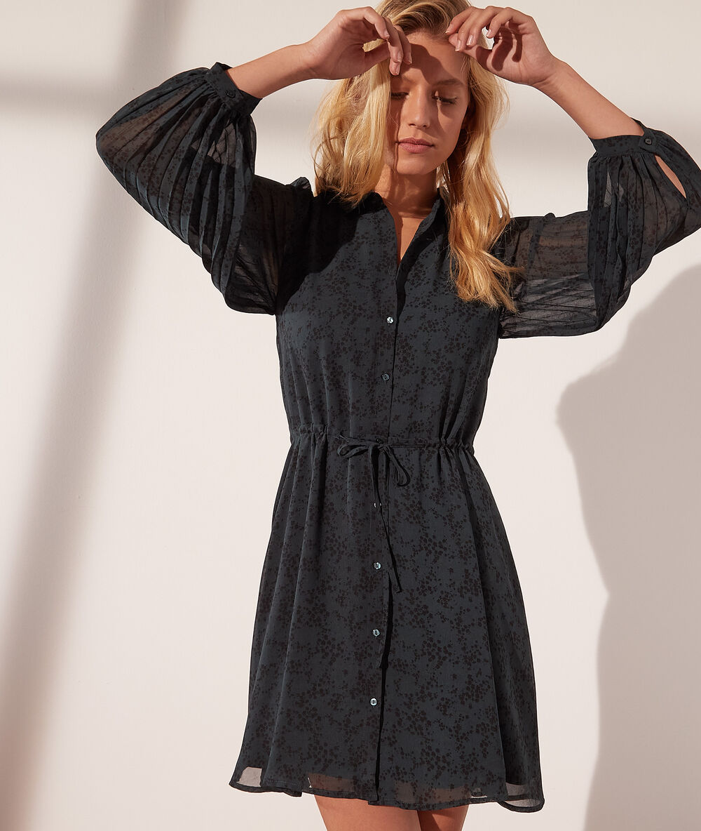 Robe chemise fluide imprimée vert sapin.