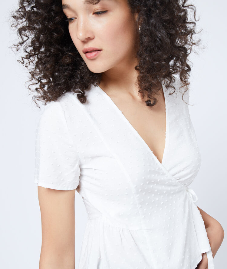Blouse cache-coeur en plumetis ecru.