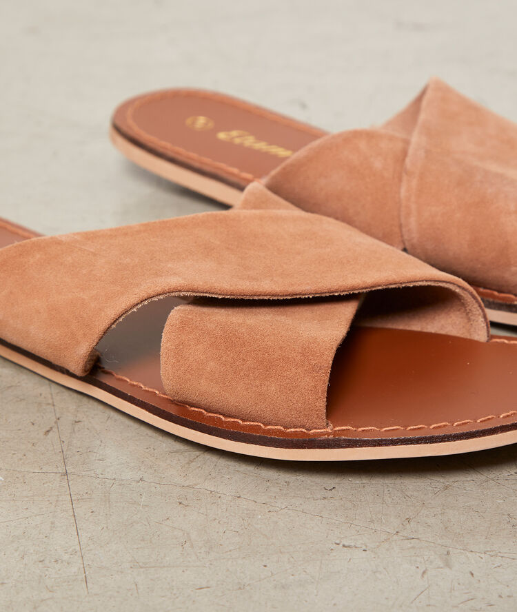 Sandales plates effet daim camel fonce.