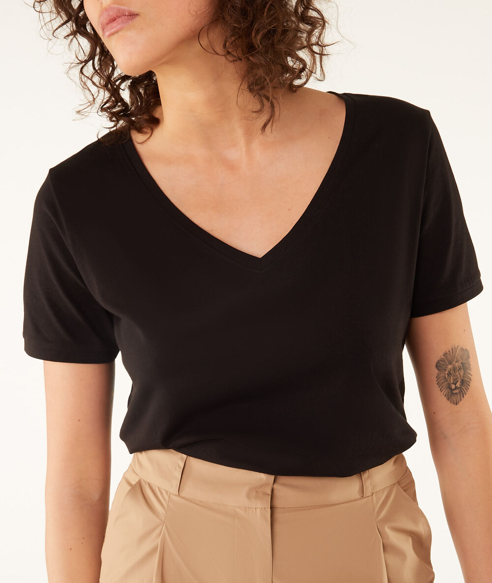 T-shirt col v noir.