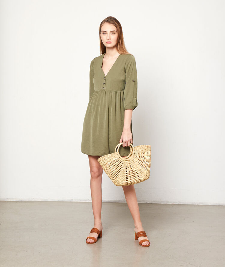 Robe fluide à boutons kaki clair.