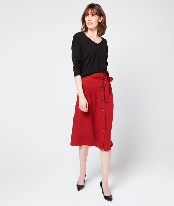 Jupe midi boutonnée grenat.