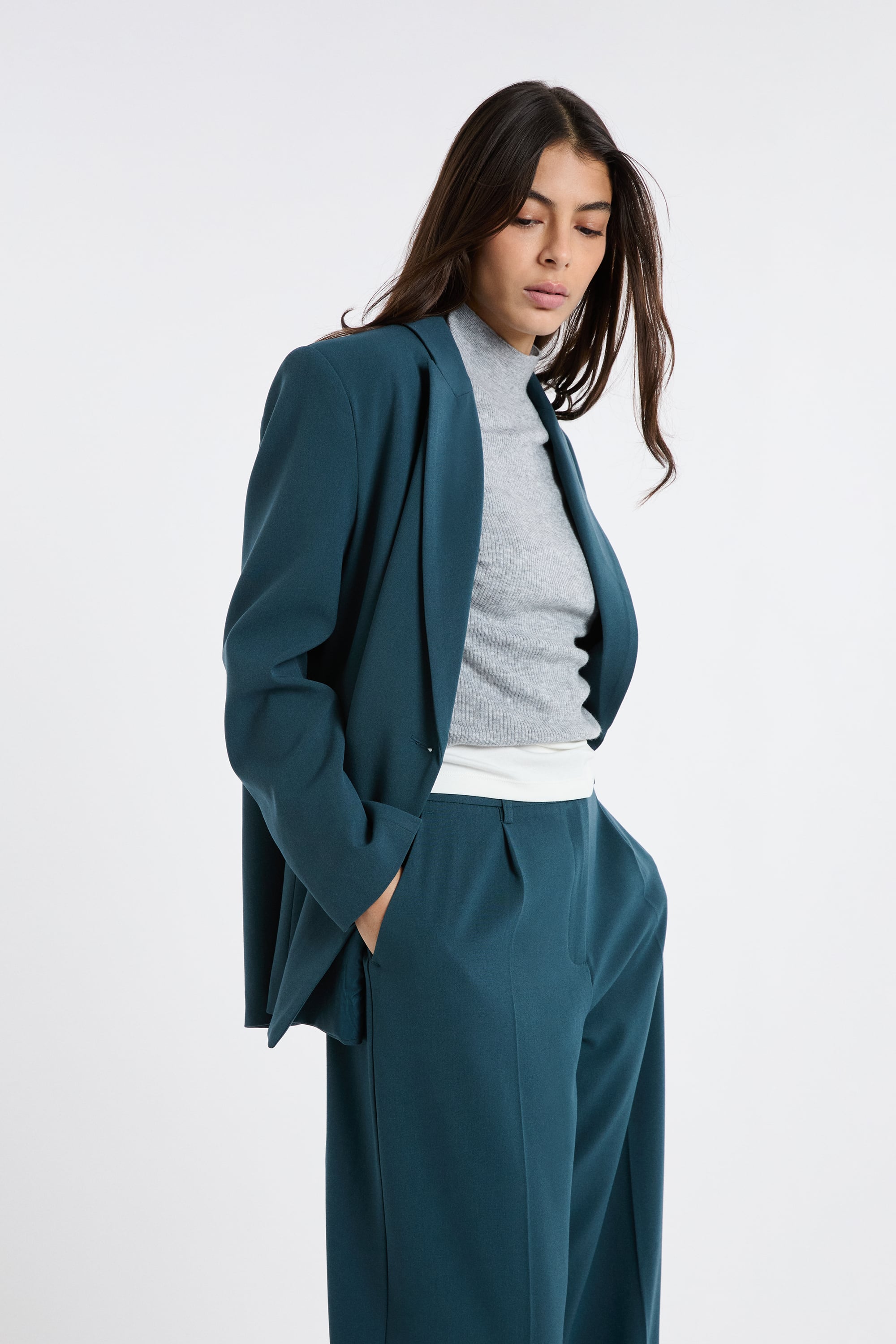 Blazer à fermeture croisée — comment composer un look parisien et trouver les pièces du vestiaire parisien