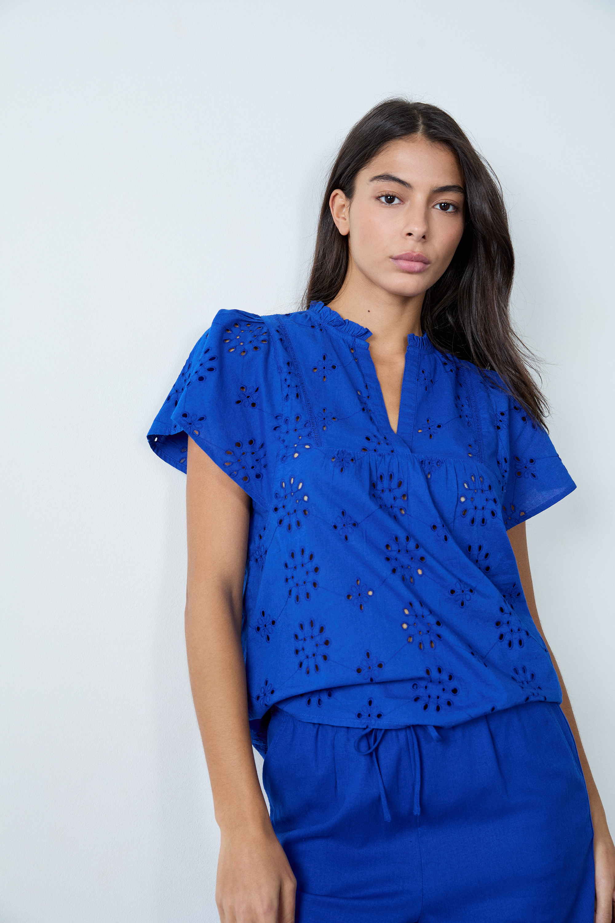 Top col V en broderie anglaise