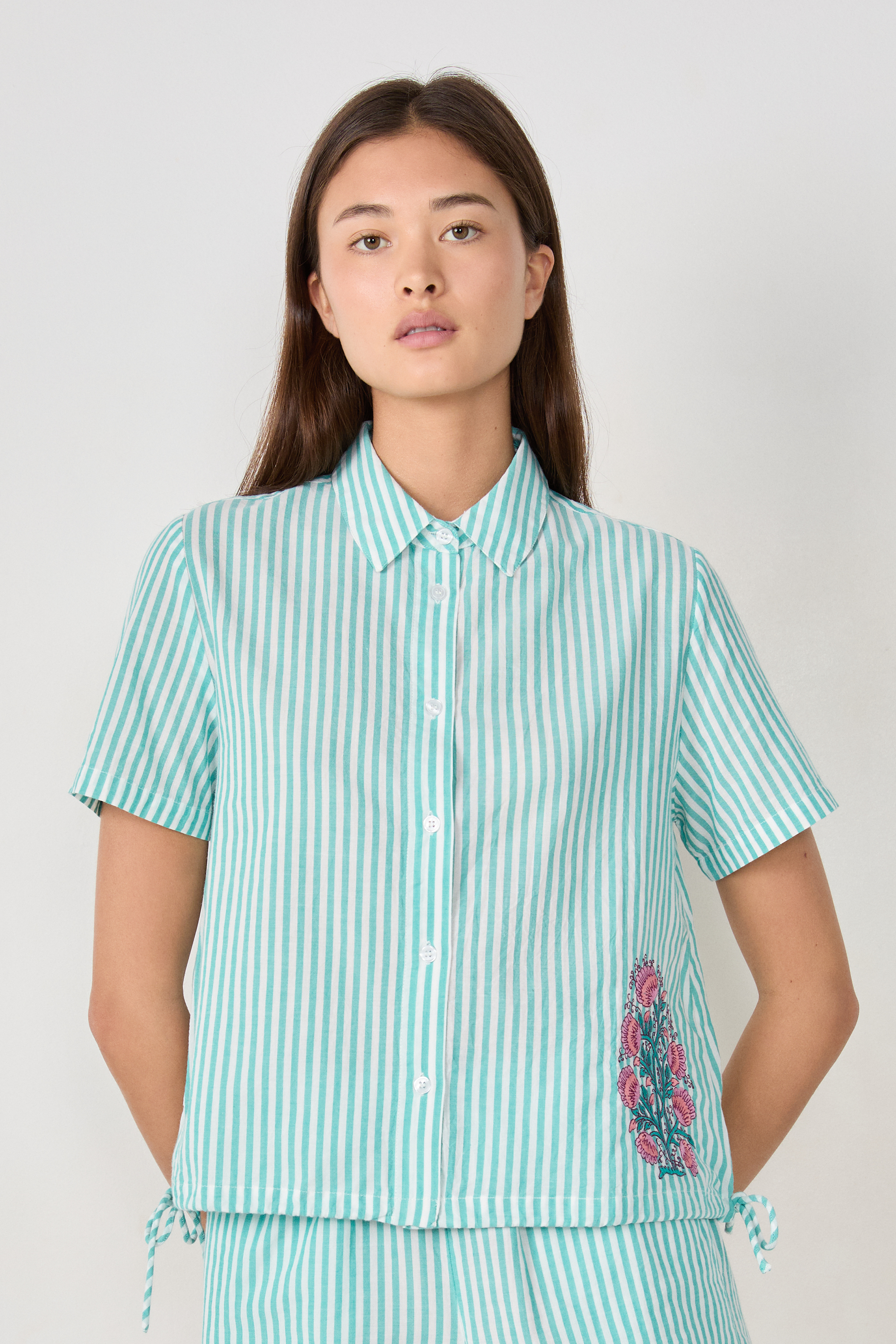 Chemise Rayée Pour Enfant Balbina Avec Bouton Grenouille Argenté - Taille 128/134 - Occasion Très Bon état